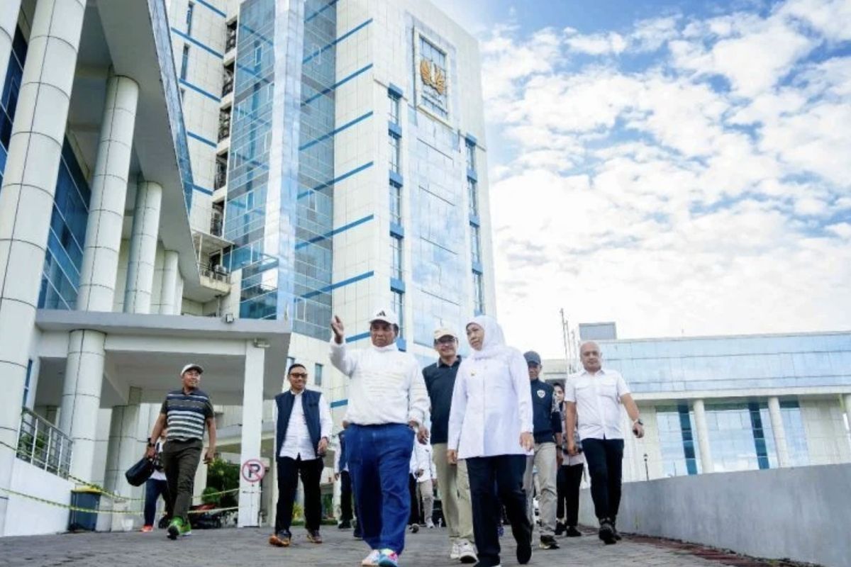 Rektor Unesa dan Gubernur Jawa Timur saat mengecek kesiapan Sekolah Rakyat Unesa (kompas.com)