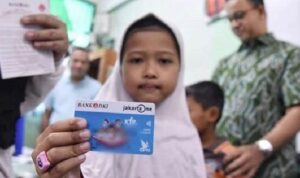 Seorang siswi tengah menunjukkan Kartu Jakarta Pintar (KJP) Plus (kompas.com)