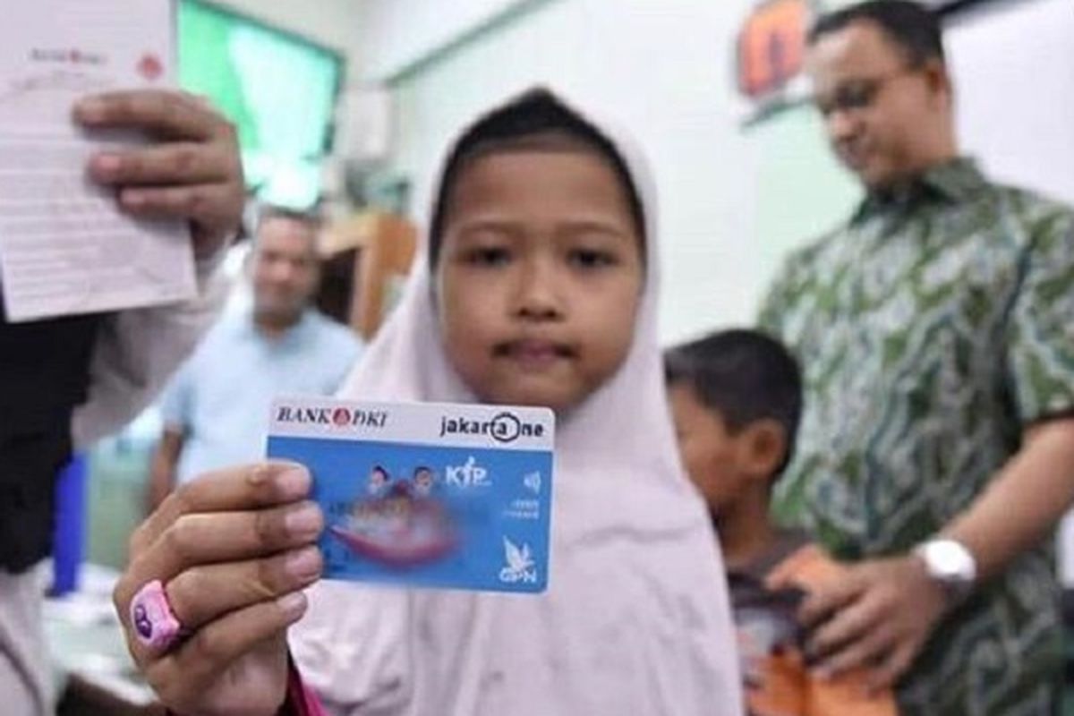 Seorang siswi tengah menunjukkan Kartu Jakarta Pintar (KJP) Plus (kompas.com)