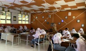 Aktivitas pembelajaran peserta didk di dalam kelas tanpa menggunaka gedget (detik.com)