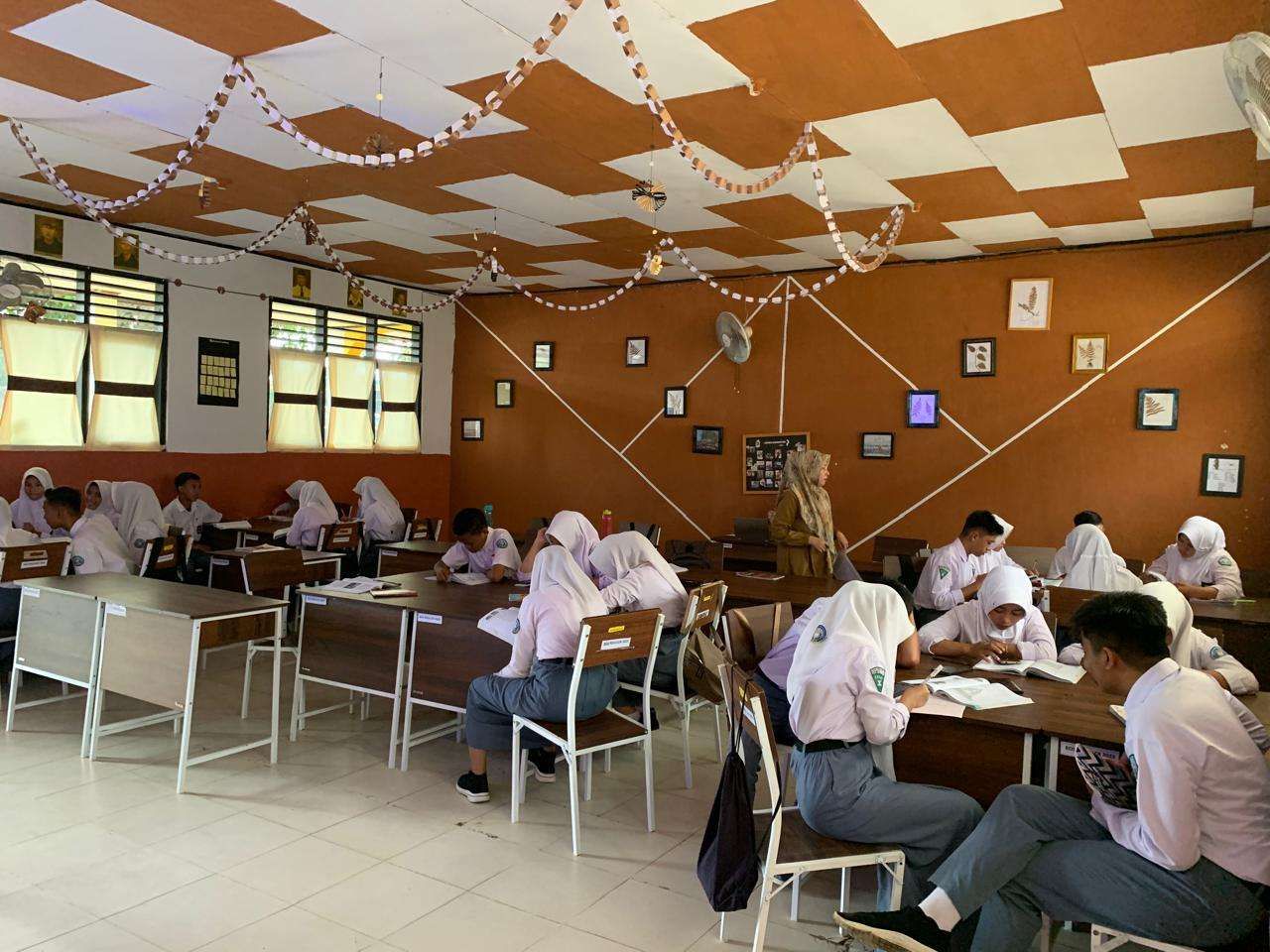 Aktivitas pembelajaran peserta didk di dalam kelas tanpa menggunaka gedget (detik.com)