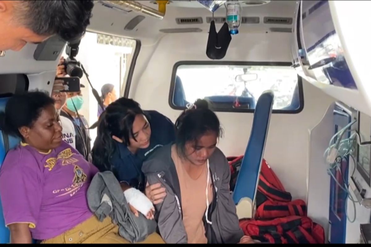 Nampak guru dan nakes, saat dievakuasi dari Distrik Anggruk,
