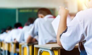 Siswa Masuk Sekolah Usai Libur Lebaran 2025