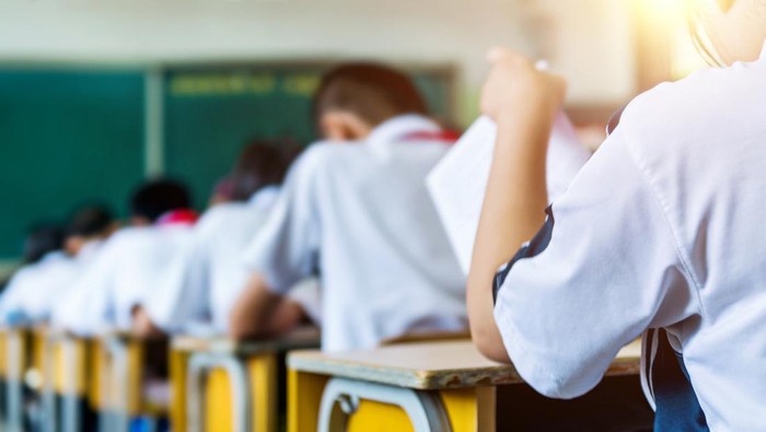 Siswa Masuk Sekolah Usai Libur Lebaran 2025