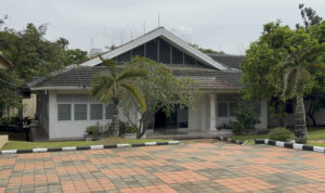 Suasana saat keluar gerbang dari Pusat Pendidikan, Pelatihan, Pengembangan Profesi (Pusdiklatbangprof) Kementerian Sosial RI di Pondok Indah, Jakarta Selatan (kumparan)