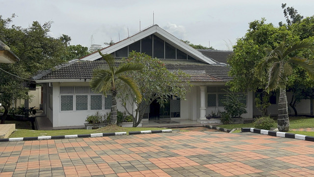 Suasana saat keluar gerbang dari Pusat Pendidikan, Pelatihan, Pengembangan Profesi (Pusdiklatbangprof) Kementerian Sosial RI di Pondok Indah, Jakarta Selatan (kumparan)