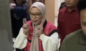 ASN Tersangka Korupsi di Kendari Viral dengan Pose Dua Jari