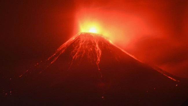 Gunung Lewotobi Laki-Laki Meletus Tiga Kali Berturut-Turut