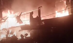 Suasana kebakaran di Bahorok Langkat yang mengakibatkan 2 orang meninggal dan 6 bangunan hangus terbakar
