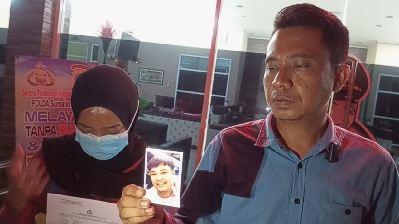 pelapor dan didampingi kuasa hukumnya saat membuat laporan pengaduan di Mapolda Sumut.(batakpos.com)