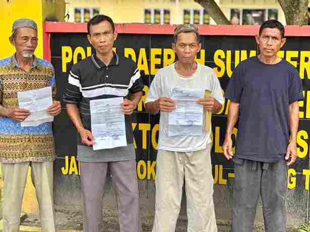 Korban pencurian buah sawit usia membuat laporan ke Polsek Dolok Masihul.(Istimewa)