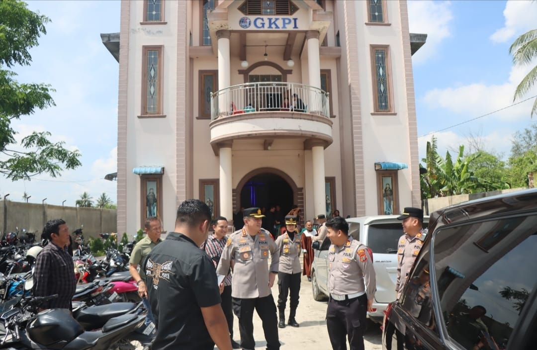 Kepolisian turun mengecek pengamanan di gereja.(Istimewa)