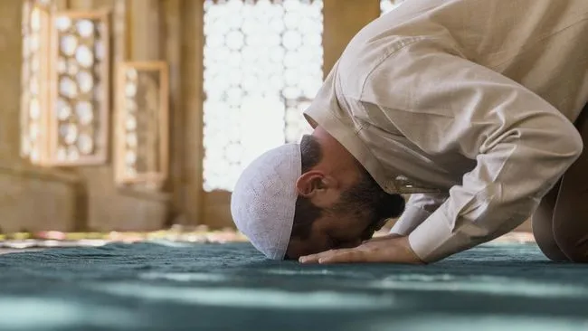 Jangan Bingung! Ini Cara Qadha Sholat Maghrib di Waktu Isya
