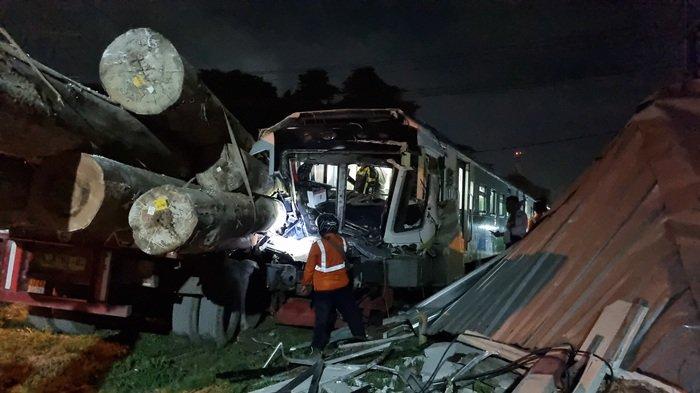 Kecelakaan Maut Kereta Api Commuter Line Jenggala vs Truk Trailer, Satu Tewas