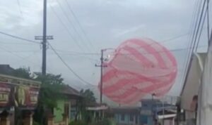 Kejadian Tak Terduga, Balon Udara Tersangkut di Kabel Listrik di Malang