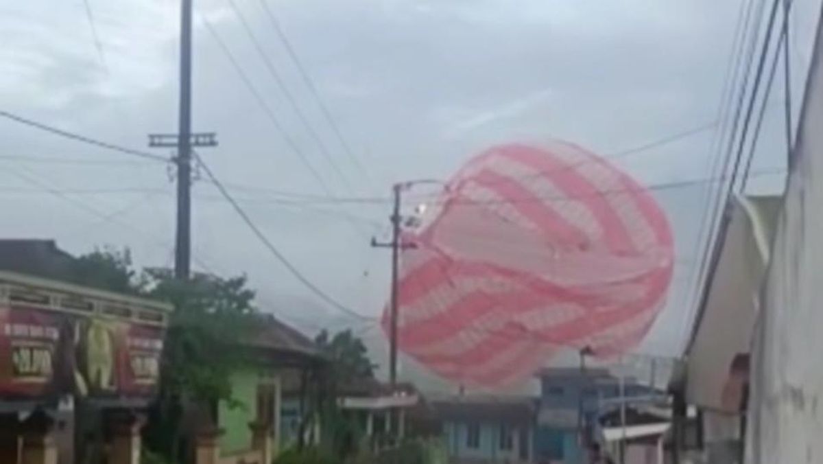 Kejadian Tak Terduga, Balon Udara Tersangkut di Kabel Listrik di Malang