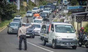 Kepadatan di Jalur Cileunyi Nagreg, Pemudik dan Wisatawan Memadati Bandung
