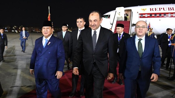 Kunjungan Presiden Prabowo ke Kairo, Sambut Hangat Mahasiswa dan Bertemu Presiden Sisi