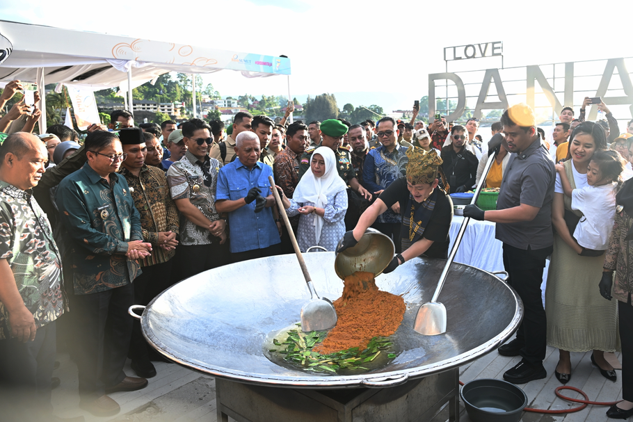 Masak Besar Bobon Santoso Bersama Bobby Nasution Serap Antusiasme Ribuan Warga di Parapat
