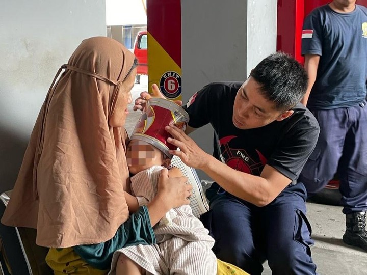 Panik! Kepala Anak Tersangkut Kaleng Kue, Petugas Pemadam Kebakaran Garut Sigap Menyelamatkan
