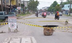 Pemerintah Kota Medan Perbaiki Jalan Amblas di Jalan TB Simatupang