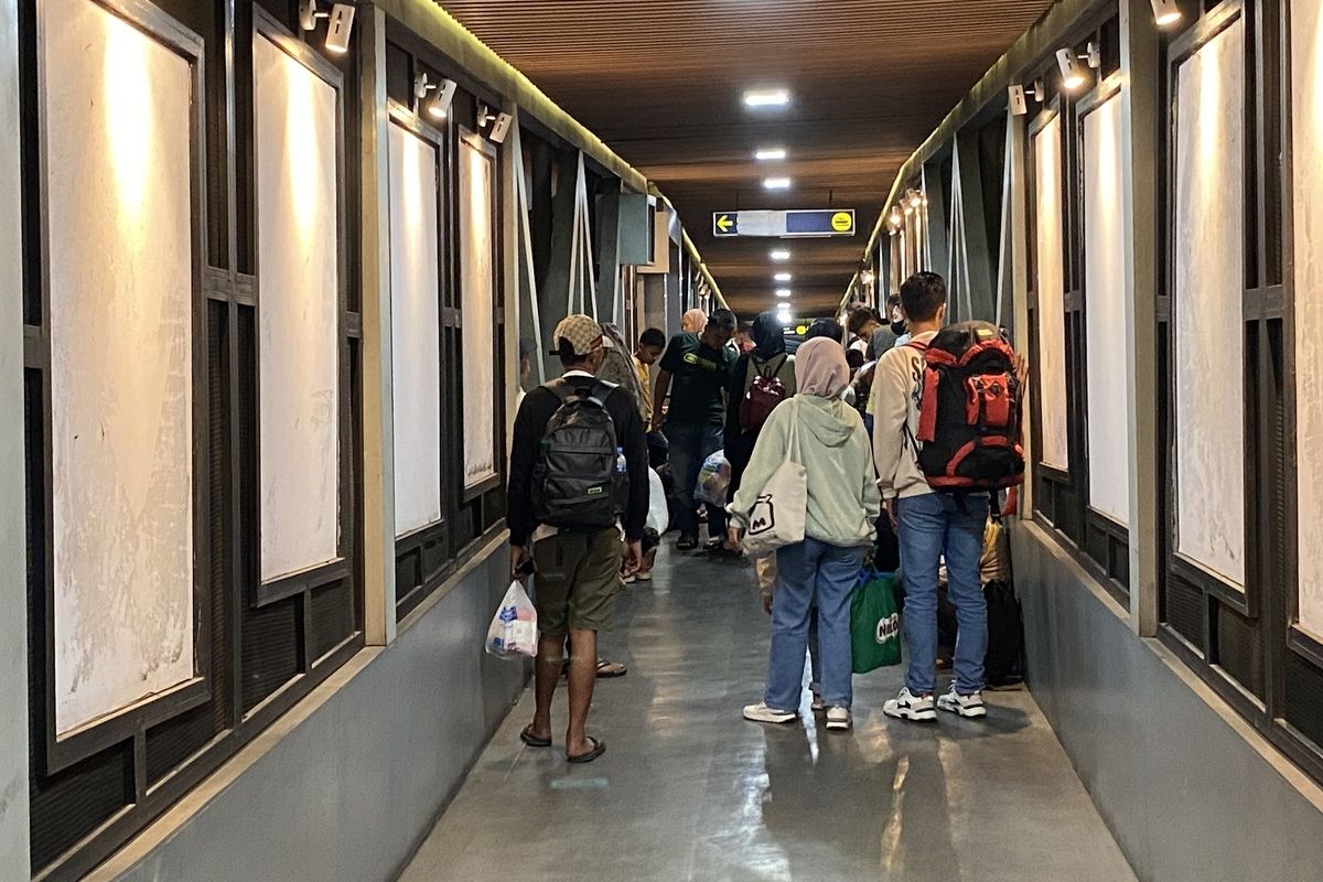 Pemudik pejalan kaki mulai memadati Pelabuhan Bakauheni