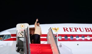 Presiden Prabowo Subianto melambaikan tangan sebelum lepas landas menuju Abu Dhabi (kompas.com)