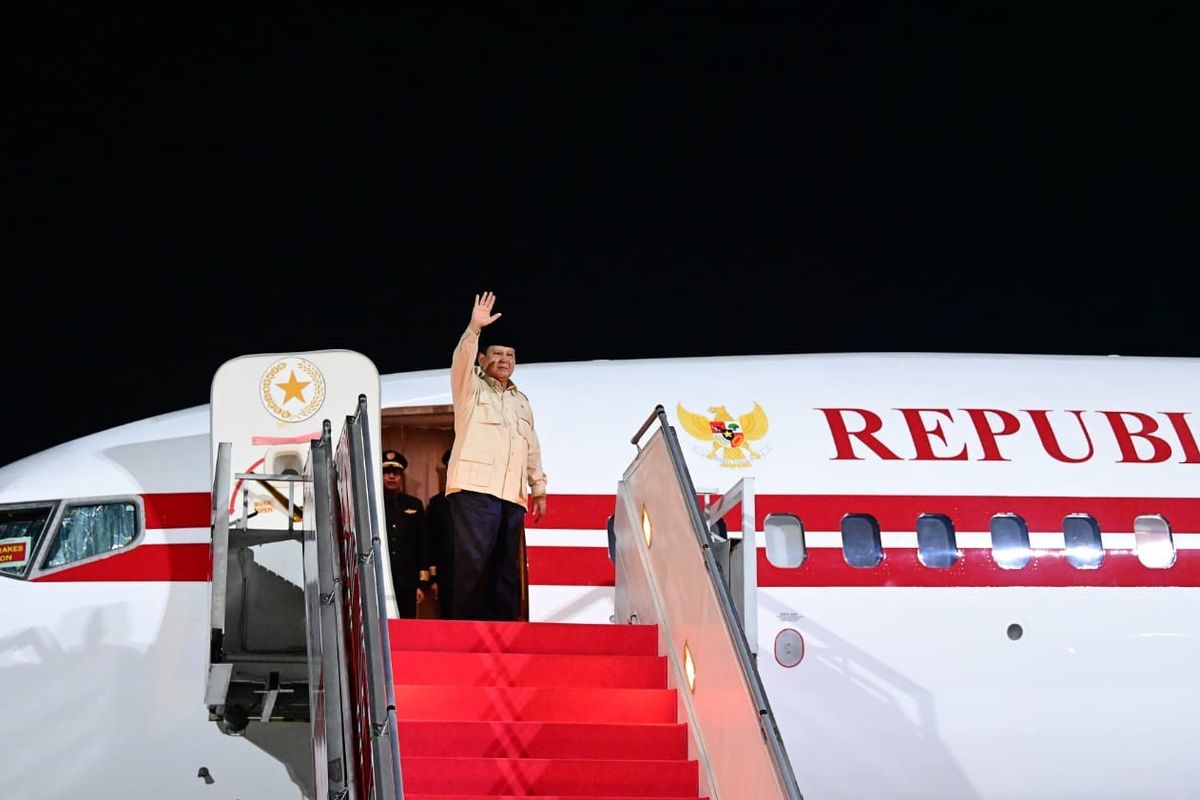 Presiden Prabowo Subianto melambaikan tangan sebelum lepas landas menuju Abu Dhabi (kompas.com)