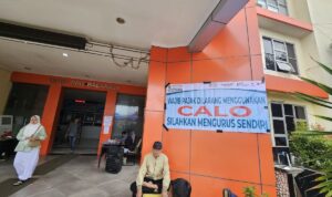Samsat Balaraja memasang spanduk imbauan agar tidak bayar melalui calo (kompas.com)