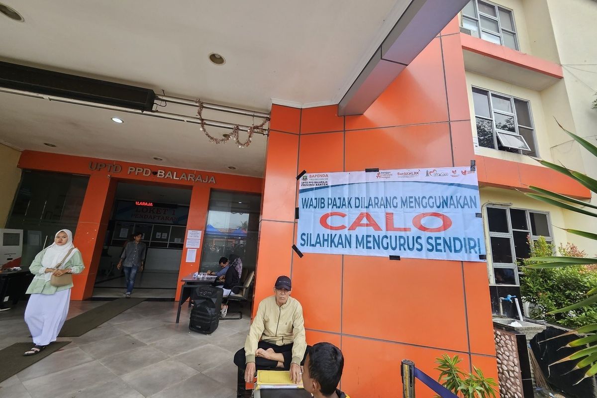 Samsat Balaraja memasang spanduk imbauan agar tidak bayar melalui calo (kompas.com)