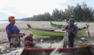 Sejumlah nelayan mengambil ikan yang terperangkap jaring di kawasan pantai Lam Awe, Aceh Besar