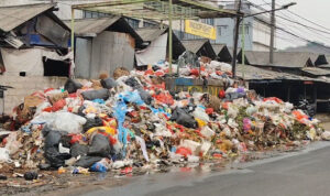 Tumpukan Sampah Ciputat Makin Parah, Warga Terganggu dan Truk Terbatas