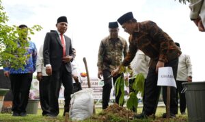 Wagub Sumut Tanam Pohon Matoa di Hari Bumi, Dukung Gerakan Penanaman Sejuta Pohon didampingi wilayah kantor Kemenag Sumut. (Sumber foto: Medan Pos)