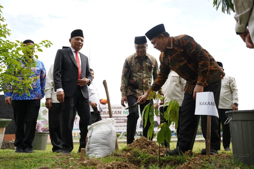 Wagub Sumut Tanam Pohon Matoa di Hari Bumi, Dukung Gerakan Penanaman Sejuta Pohon didampingi wilayah kantor Kemenag Sumut. (Sumber foto: Medan Pos)