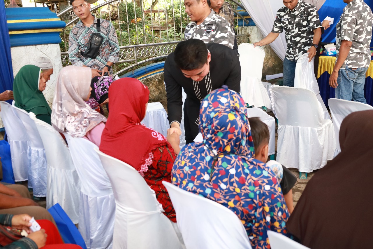 Ricky ketika menemui warga.(Istimewa)