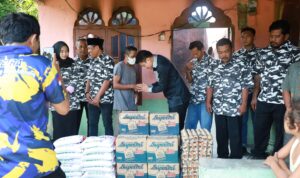 Wakil Ketua DPRD Sumut, Ricky Anthony menyerahkan bantuan kepada warga (pakai masker).(Istimewa)