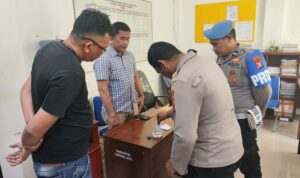 Iptu CS menjalani tes urine di Seksi Propam Polres Labusel, menunjukkan hasil negatif.(Istimewa)