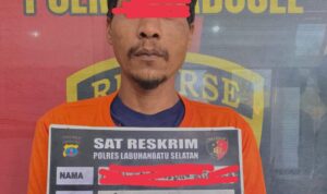 pelaku yang diamankan petugas kepolisian.(Istimewa)