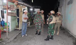 Satpol PP dan TNI melakukan kegiatan patroli pengamanan dan ketertiban di sejumlah perumahan masyarakat yang kosong, saat melaksanakan mudik Lebaran Idulfitri 1446.(Istimewa)