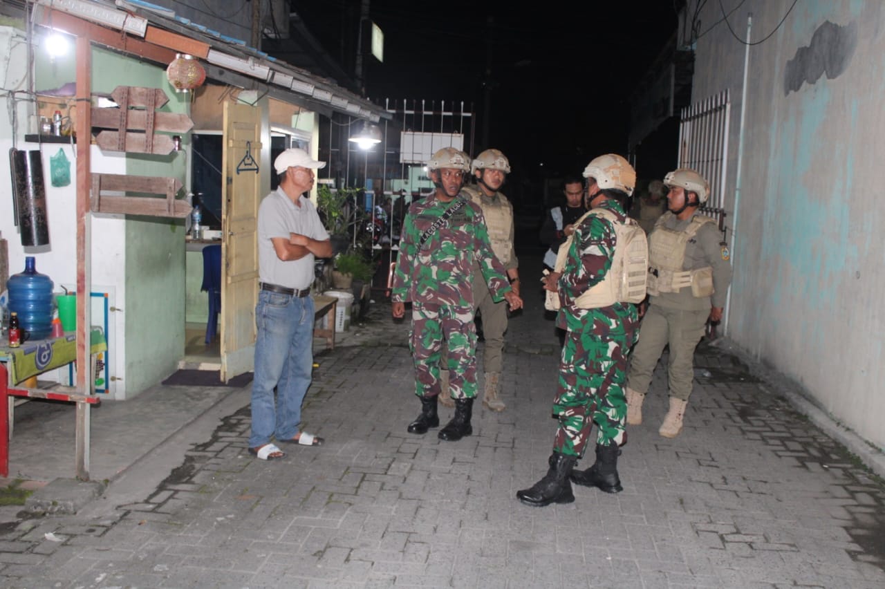 Satpol PP dan TNI melakukan kegiatan patroli pengamanan dan ketertiban di sejumlah perumahan masyarakat yang kosong, saat melaksanakan mudik Lebaran Idulfitri 1446.(Istimewa)