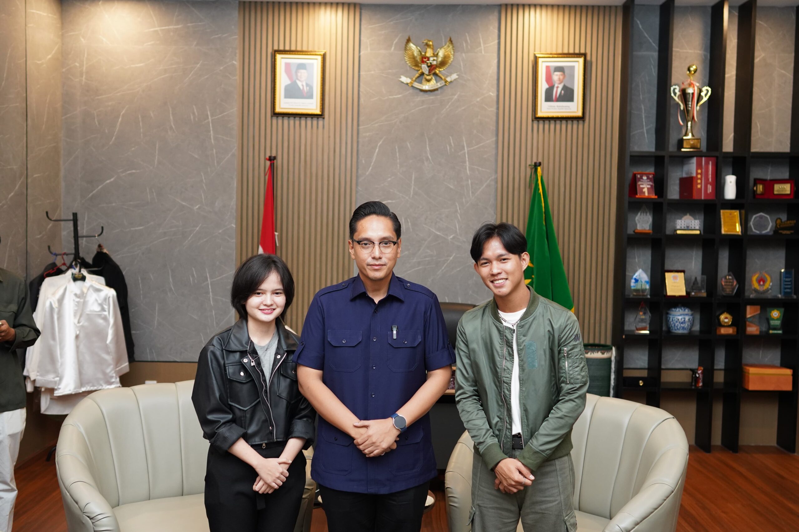 Wali Kota Medan Rico Wass saat foto bersama Fajar dan Maesa di Rumah Dinas Wali Kota Medan. BP/ist
