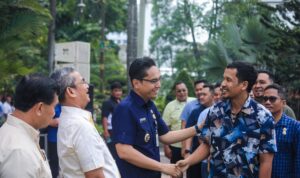 Wali Kota Medan Rico Wass menyalami jajaran Pemko Medan usai Apel perdana Idul Fitri di Balai Kota Medan. BP/erwan