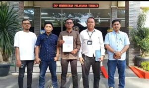 Pelapor dan kuasa hukumnya di Mapolda Sumut.(Istimewa).