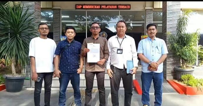 Pelapor dan kuasa hukumnya di Mapolda Sumut.(Istimewa).
