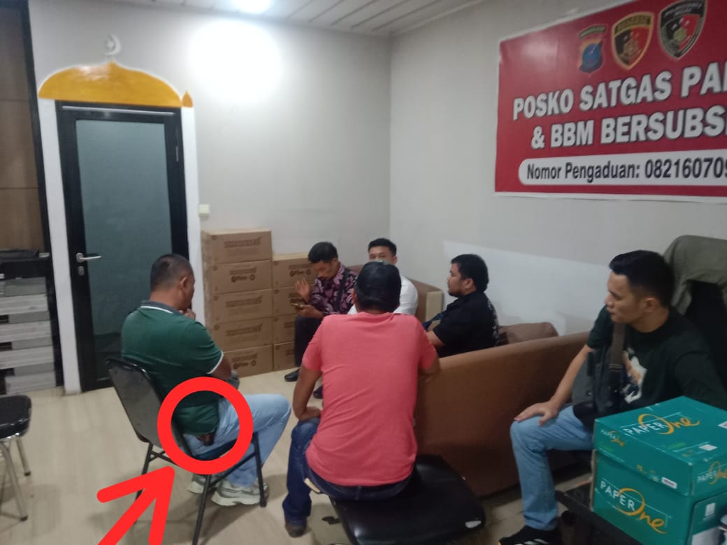 Senpi AKP Budiman terlihat di pinggang.(Istimewa)