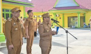 Wali Kota Padangsidimpuan, Letnan Dalimunthe didampingi Wakil Wali Kota Harry Pahlevi saat memimpin Apel Gabungan di hari pertama kerja usai Libur Idul Fitri 1446 H, Selasa (8/4-25). Foto : BP/Ist