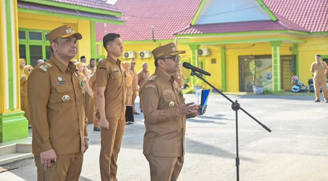Wali Kota Padangsidimpuan, Letnan Dalimunthe didampingi Wakil Wali Kota Harry Pahlevi saat memimpin Apel Gabungan di hari pertama kerja usai Libur Idul Fitri 1446 H, Selasa (8/4-25). Foto : BP/Ist