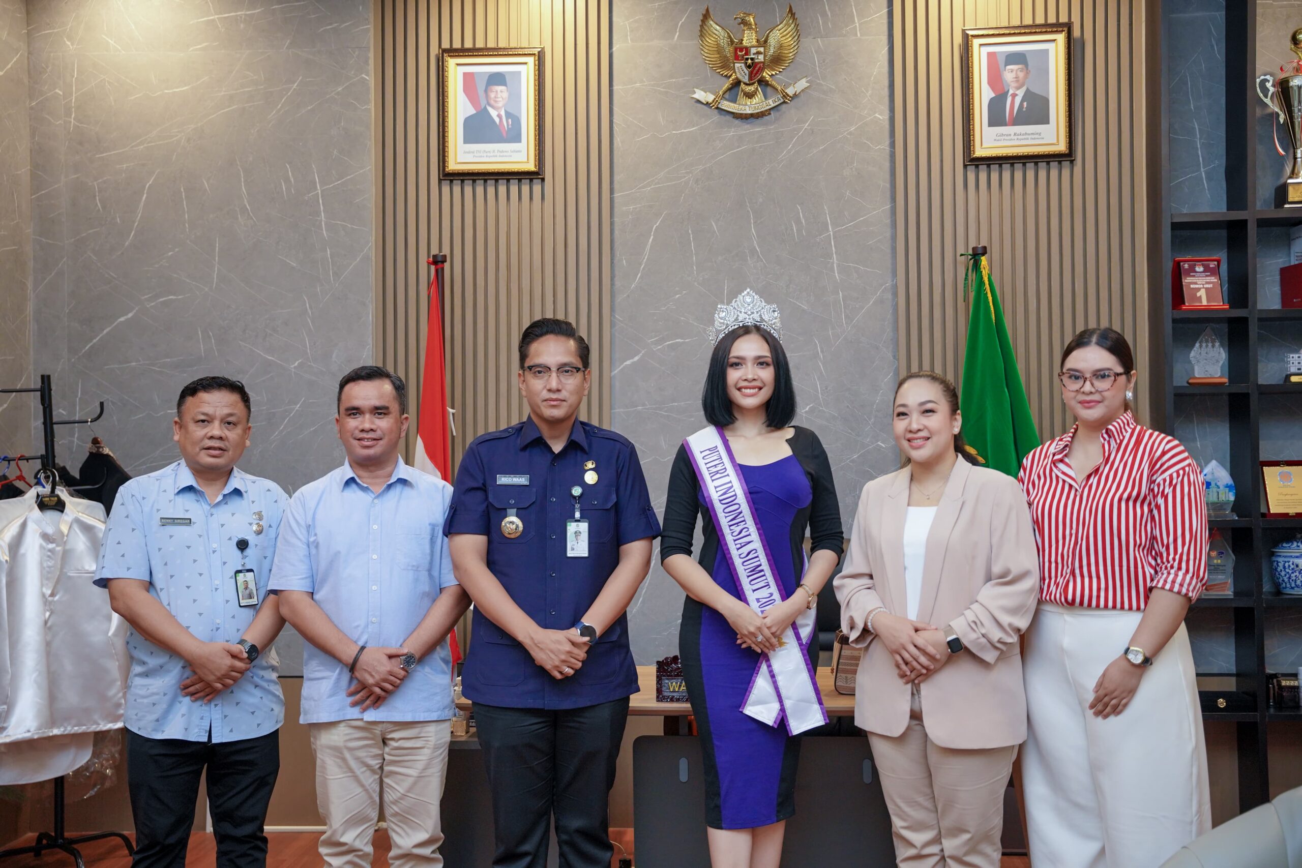 Wali Kota Medan Rico Wass foto bersama Puteri Agatha Sembiring Grand Final Putri Indonesia 2025. BP/ist