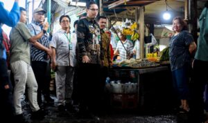 Wali kota Medan Rico Wass didampingi Plt Dirut PUD Pasar Medan Imam Abdul Hadi saat melakukan peninjauan di Pasar Simalingkar Medan, Kamis (10/4/2025). BP/erwan
