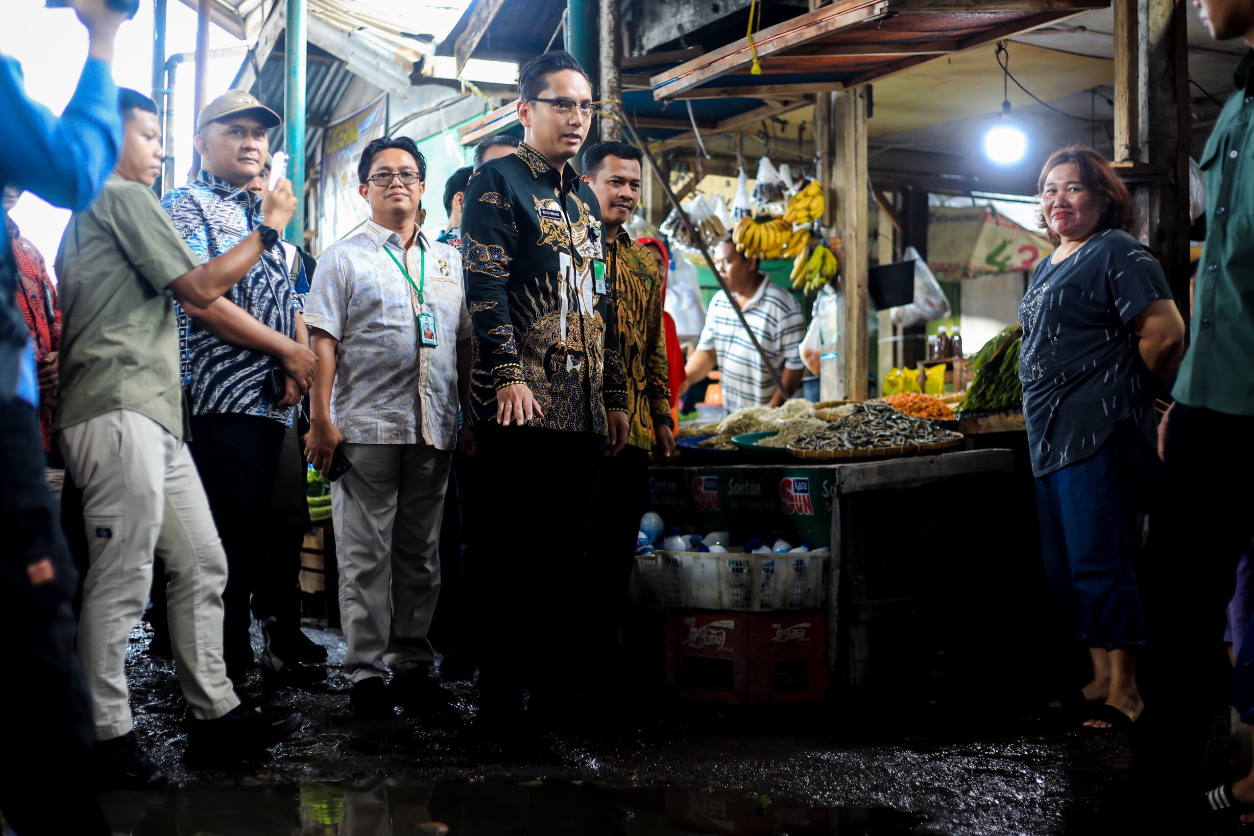 Wali kota Medan Rico Wass didampingi Plt Dirut PUD Pasar Medan Imam Abdul Hadi saat melakukan peninjauan di Pasar Simalingkar Medan, Kamis (10/4/2025). BP/erwan